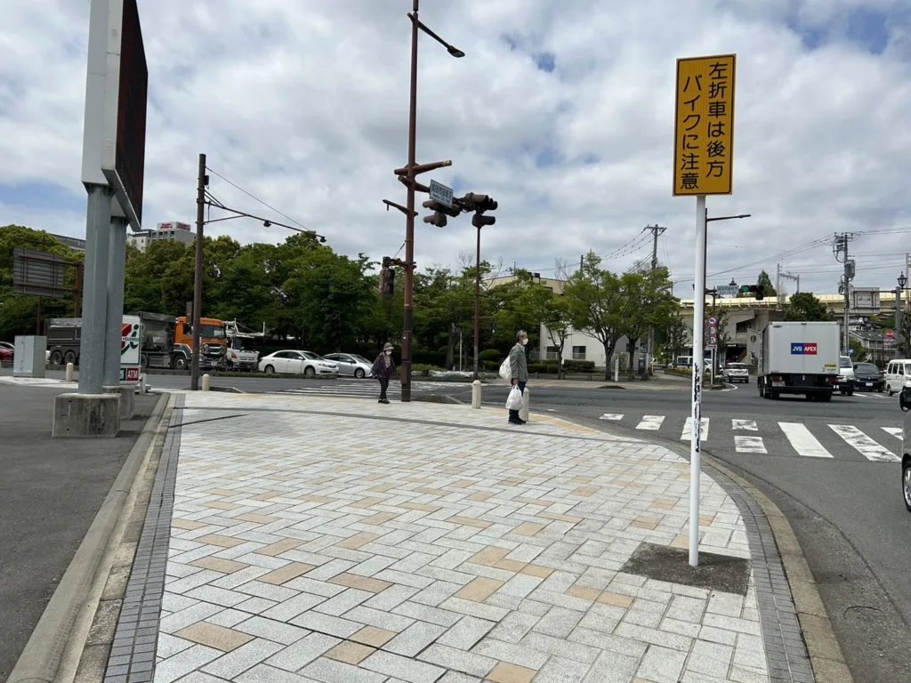 店舗敷地＋歩道｜高圧洗浄・ポリッシャーの施工写真 1