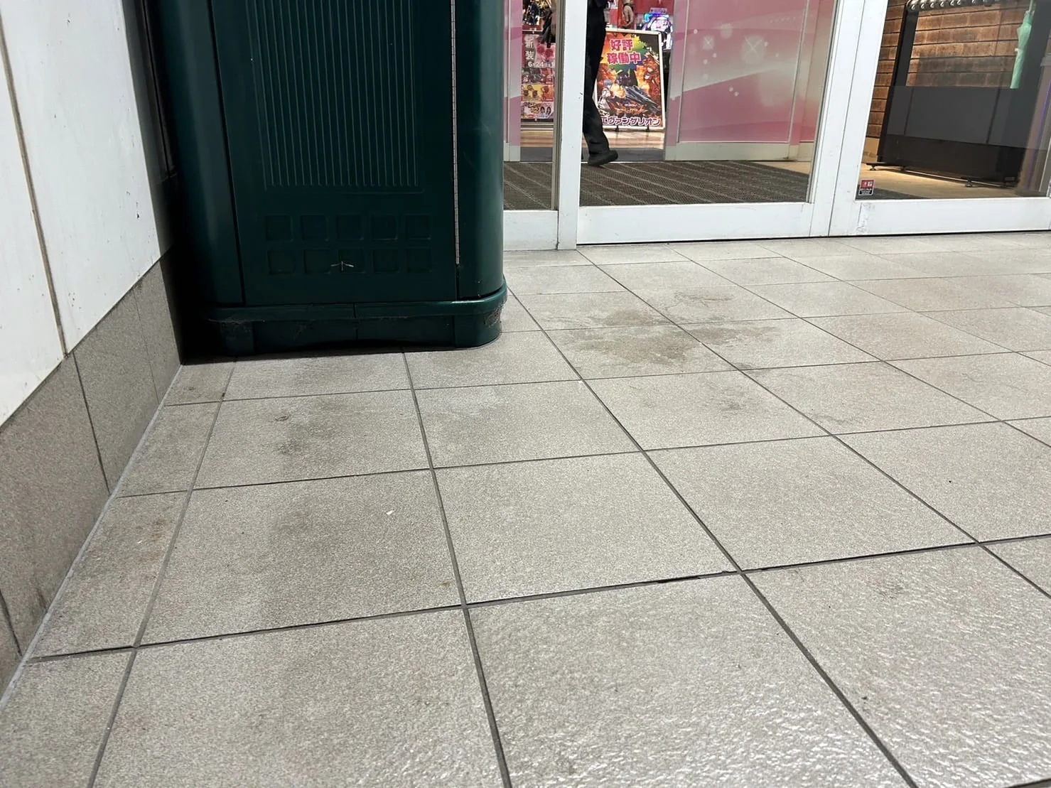店舗敷地全域清掃｜高圧洗浄・ポリッシャーの施工写真 3