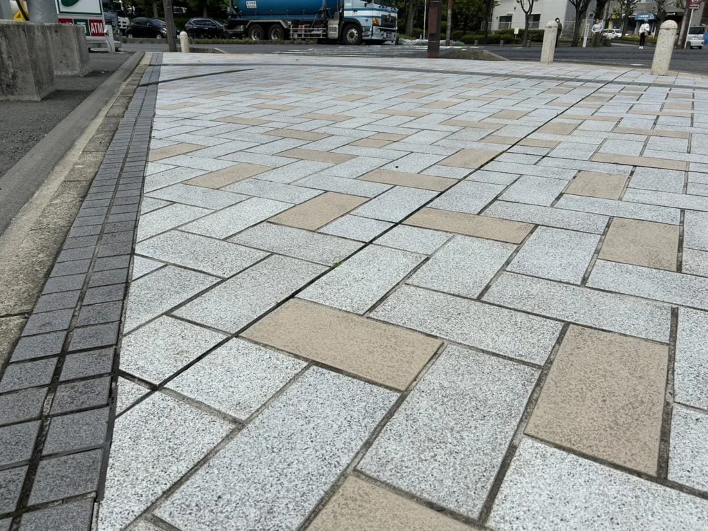 店舗敷地＋歩道｜高圧洗浄・ポリッシャーの施工写真 3