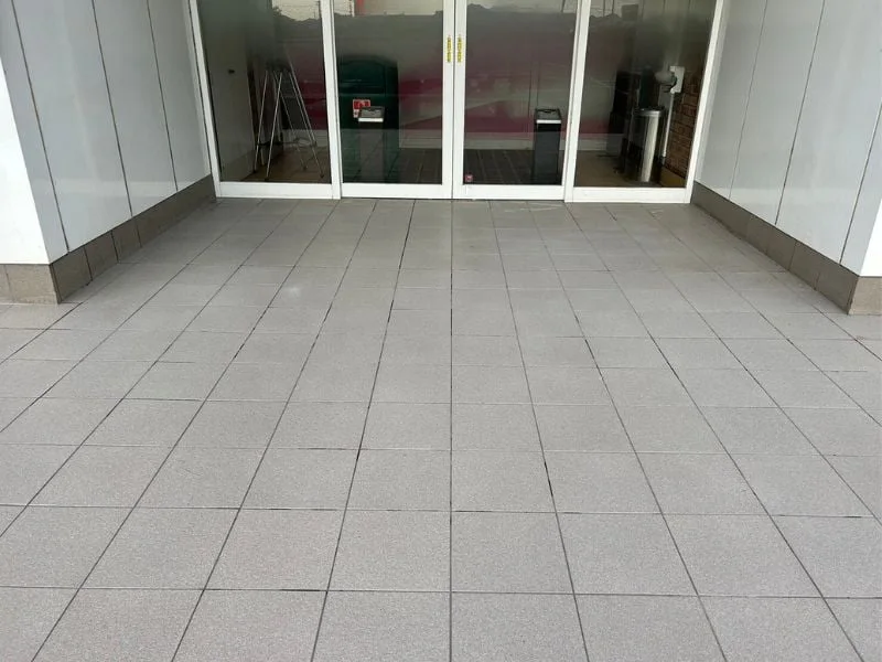 店舗敷地全域清掃｜高圧洗浄・ポリッシャーの施工写真 2