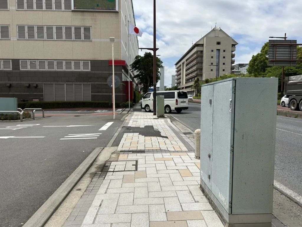 店舗敷地＋歩道｜高圧洗浄・ポリッシャーの施工写真 2